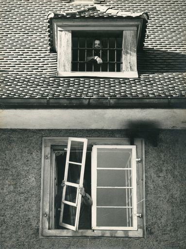 Hans BAUMGARTNER - Fotografia - Einsetzer der Verfenster.Zeughuasgrfängnis, Frauenfeld