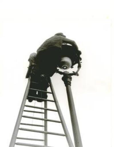 Jacques RITZ - Fotografie - (men repairing streetlamp)