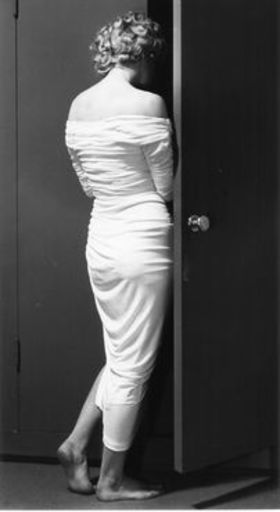 Philippe HALSMAN - 照片 - Marilyn entering the closet