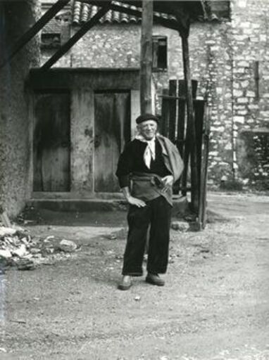 Edward QUINN - Photography - Pablo Picasso in front of the Madoura pottery. Valluris.