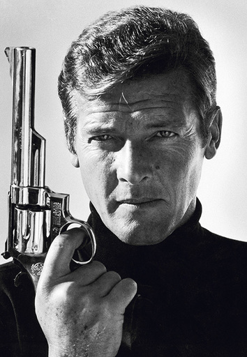 Terry O'NEILL - Fotografia - Roger Moore as James Bond 