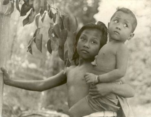 Gotthard SCHUH - 照片 - Mädchen mit Kind, Bali