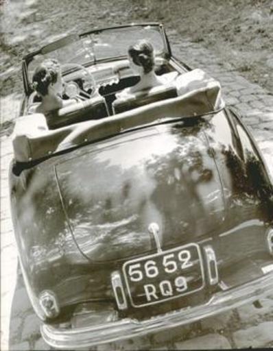Robert DOISNEAU - Photo - (Two women in car, Simca advertisment)