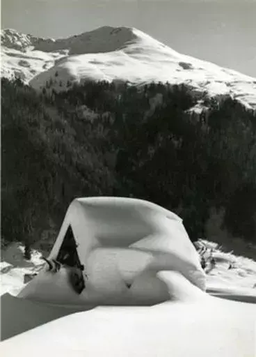 Emil MEERKÄMPER - Photography - Eingeschneite Alphütte bei Davos. Blick auf das Jackobshorn