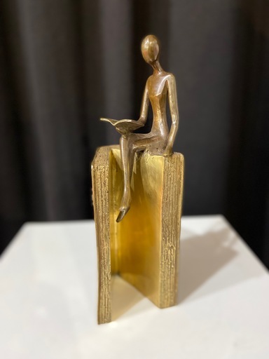 Carl JAUNAY - Sculpture-Volume - Lectrice assise sur bord de livre Love