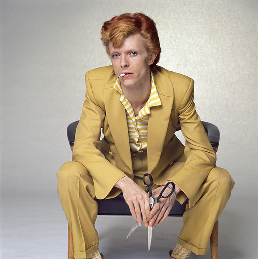 Terry O'NEILL - Fotografia - Bowie with Scissors